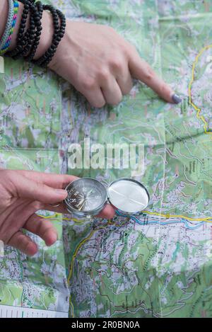 Wanderer prüfen Route auf Karte mit Compass, Bayern, Deutschland Stockfoto