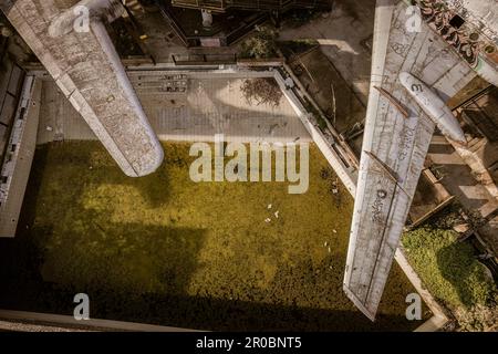 Ein fesselndes Luftfoto eines verlassenen Flugzeugs aus einer Top-Down-Perspektive, das seine Isolation und Verfall offenbart. Stockfoto