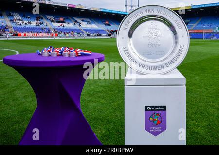 07-05-2023: Sport: PEC gegen Ajax (Frauen) ZWOLLE, NIEDERLANDE - MAI 7: Medaillen und Trophäe von Azerion Eredivisie im Spiel Dutch Azerion Stockfoto