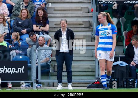 07-05-2023: Sport: PEC gegen Ajax (Frauen) ZWOLLE, NIEDERLANDE - MAI 7: Cheftrainer Suzanne Bakker (AFC Ajax) während des Spiels Dutch Azerion Eredivisie VRO Stockfoto