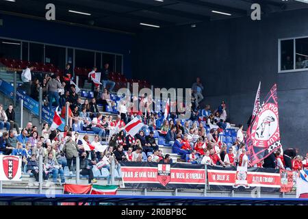 07-05-2023: Sport: PEC gegen Ajax (Frauen) ZWOLLE, NIEDERLANDE - MAI 7: Fans von Ajax Amsterdam während des Spiels Dutch Azerion Eredivisie Vrouwen PEC Zwoll Stockfoto