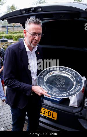 07-05-2023: Sport: PEC gegen Ajax (Frauen) ZWOLLE, NIEDERLANDE - MAI 7: Die Kampioensschaal-Trophäe der niederländischen Azerion Eredivisie während des Spiels Dutch Stockfoto