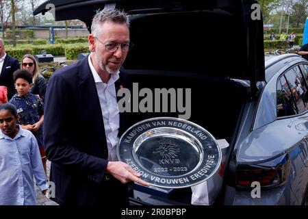 07-05-2023: Sport: PEC gegen Ajax (Frauen) ZWOLLE, NIEDERLANDE - MAI 7: Die Kampioensschaal-Trophäe der niederländischen Azerion Eredivisie während des Spiels Dutch Stockfoto