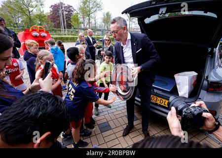 07-05-2023: Sport: PEC gegen Ajax (Frauen) ZWOLLE, NIEDERLANDE - MAI 7: Die Kampioensschaal-Trophäe der niederländischen Azerion Eredivisie während des Spiels Dutch Stockfoto