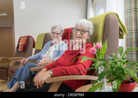 Zwei Seniorinnen im Ruhestand Stockfoto