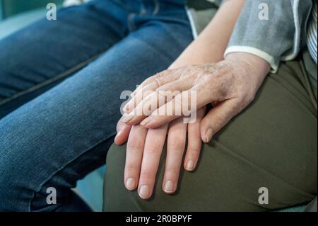 Seniorin, die Hand eines Mädchens hält Stockfoto