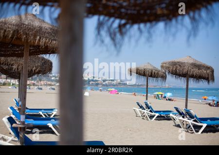 Sonnenliegen am Sabinellas Beach im Süden Spaniens Stockfoto