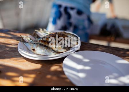 Sardinen auf einem Teller bei einem Chiringuito in Spanien Stockfoto