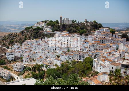 Kleine Stadt mit weißen Häusern auf einem Hügel in Casares Spanien Stockfoto