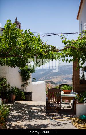 Tisch und Stühle mit Blick auf Casares Spanien Stockfoto