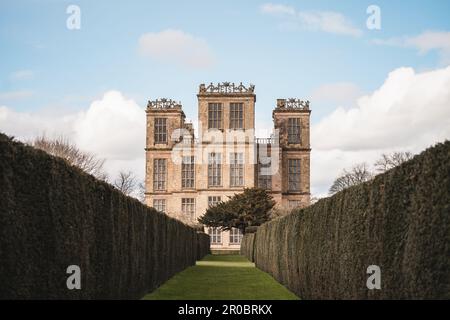 Ein majestätischer Blick von draußen auf den National Trust - Hardwick Hall in England Stockfoto