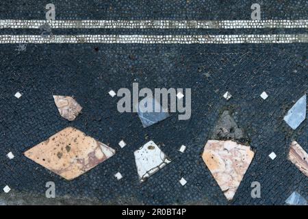 Römische Mosaiken in der römischen Stadt Herculaneum, bedeckt vom Ausbruch des Vulkans Vesuv im Jahr 79 n. Chr. Stockfoto