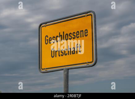 Stadteingangsschild auf einer Straße in Deutschland mit dem Text „geschlossene Ortschaft“ (bebautes Gebiet). Stockfoto