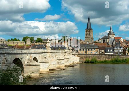 La Charite-sur-Loire, Steinbrücke über die Loire, Priory im Hintergrund. Abteilung Nievre. Bourgogne-Franche-Comte. Frankreich Stockfoto