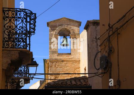 Der Glockenturm von der Kirche Sant Antonio Abate in einer engen Gasse am Castello dei Doria (Schloss von Doria), Sardinien Stockfoto