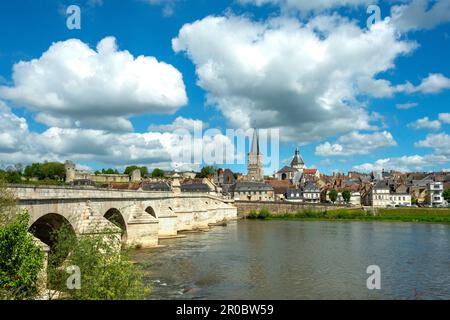 La Charite-sur-Loire, Steinbrücke über die Loire, Priory im Hintergrund. Abteilung Nievre. Bourgogne-Franche-Comte. Frankreich Stockfoto