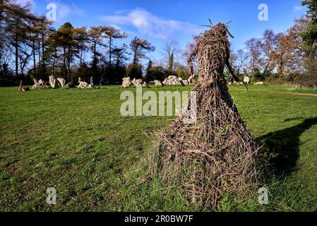 Wicker-Hexenskulptur bei den Rollright Stones, Cotswolds, England, Großbritannien Stockfoto