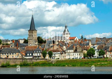 Charité-sur-Loire, Turmglocke Sainte-Croix und Kirche Notre-Dame im Hintergrund. Abteilung Nièvre. Bourgogne-franche-Comté. Frankreich Stockfoto