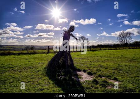 Wicker-Hexenskulptur bei den Rollright Stones, Cotswolds, England, Großbritannien Stockfoto