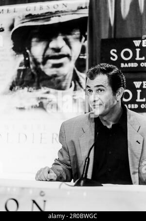 Schwarzweißporträts des australischen Schauspielers Mel Gibson auf einer Pressekonferenz 2002 in Sydney, Australien, für den Film, als wir Soldaten waren Stockfoto