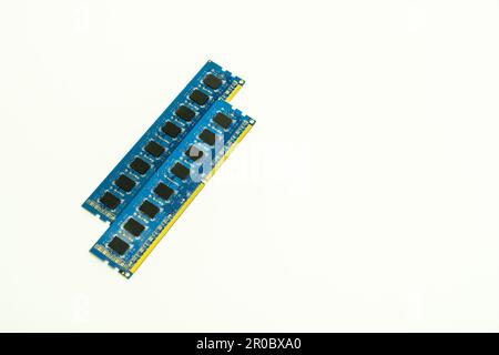 Zwei 8GB DDR3-RAM-Speicherplatinen auf einer weißen Oberfläche Stockfoto