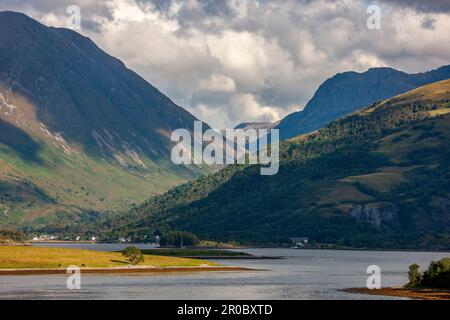 Blick auf Loch Leven in Richtung Ballachulish und Glencow, West Highlands Stockfoto