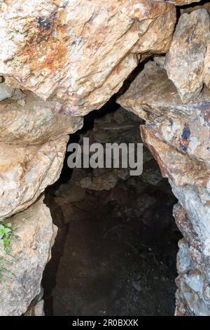 Geheimnisvoller Eingang zu einem unterirdischen Verlies in einem prähistorischen Turm auf Sardinien, Italien. Stockfoto