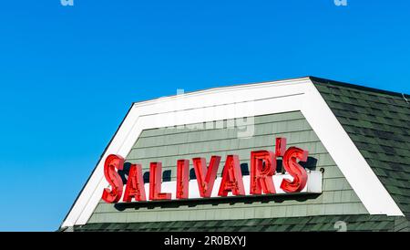 Detailbild des roten Neonschilds bei Salivar's in Montauk Stockfoto