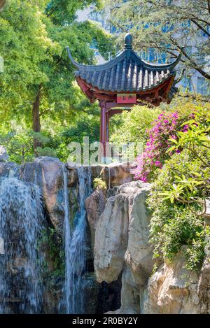 Der Rising Sun Jade Pavillion befindet sich in der Nähe eines Wasserfalls auf dem Gipfel der Chinese Gardens of Friendship in Sydney, Australien Stockfoto