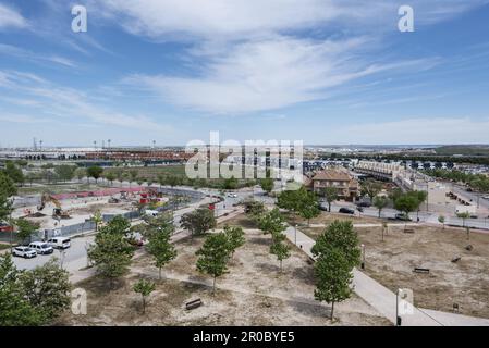 Neubau von Einfamilienhäusern mit Sapling Plantagen am Stadtrand Stockfoto