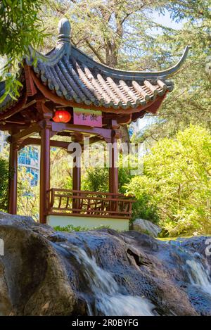 Der Rising Sun Jade Pavillion befindet sich in der Nähe eines Wasserfalls auf dem Gipfel der Chinese Gardens of Friendship in Sydney, Australien Stockfoto