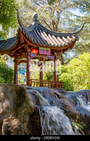 Der Rising Sun Jade Pavillion befindet sich in der Nähe eines Wasserfalls auf dem Gipfel der Chinese Gardens of Friendship in Sydney, Australien Stockfoto