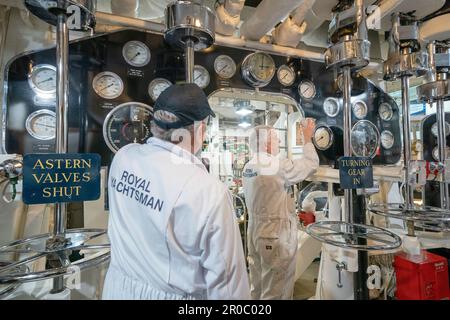 Königliche Yachtsmänner, bekannt als „Yotties“, führen Wartungsarbeiten durch und reinigen den Maschinenraum der königlichen Yacht Britannia in Leith, Edinburgh, während die Yotties nach der Krönung von König Karl III. Und Königin Camilla ihren Dienst wieder aufnehmen. Foto: Montag, 8. Mai 2023. Stockfoto