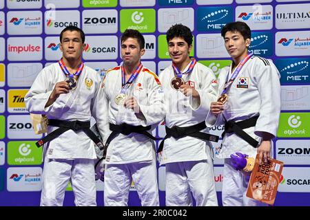 (230508) -- DOHA, 8. Mai 2023 (Xinhua) -- Goldmedaillengewinner Francisco Garrigos (2. l) aus Spanien, Silbermedaillengewinner Dilschodbek Baratow (1. l) aus Usbekistan, Bronzemedaillengewinner Giorgi Sardalaschwili (2. R) Georgiens und Lee Harim aus Südkorea posieren auf dem Podium während der Verleihung des 60kg. Kategoriespieles der Männer bei der Judo-Weltmeisterschaft Doha 2023 in Doha, Katar am 7. Mai 2023. (Foto: Nikku/Xinhua) Stockfoto