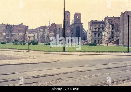 Kirche St. Maria Magdalena. Die Schäden des Zweiten Weltkriegs sind an der Kirche und den Häusern zu sehen. Breslau, Polen, 1962 Stockfoto