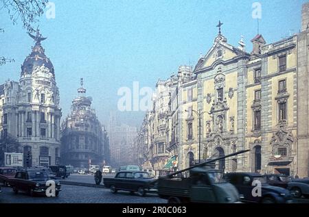 Calle de Alcalá mit dem Metropolis-Gebäude auf der rechten Seite und der Kirche San José auf der linken Seite. Im Zentrum der Gran Via und ihrer Gebäude. Madrid, 1965 Stockfoto