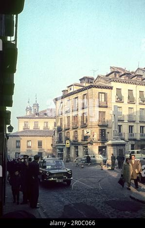 Straßenszene mit der Plaza de Puerta Cerrada Mitte der 1960er Jahre. Autos auf der Straße und Passagiere. Madrid, Spanien, Europa, 1965 Stockfoto