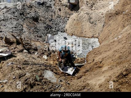 Palästinenser inspizieren einen Ort nach israelischen Luftangriffen im zentralen Gazastreifen. Nach dem Tod eines palästinensischen Gefangenen in israelischer Haft, der sich im Hungerstreik befindet, startete die israelische Armee schwere Luftangriffe und tauschte Feuer mit Kämpfern aus Gaza aus. Gaza-Stadt. Palästina. Stockfoto