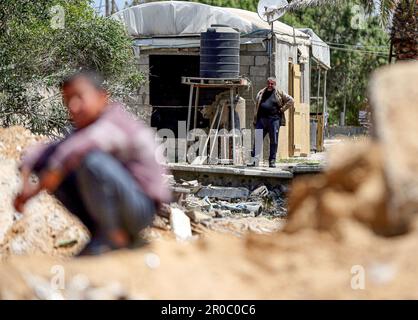 Palästinenser inspizieren einen Ort nach israelischen Luftangriffen im zentralen Gazastreifen. Nach dem Tod eines palästinensischen Gefangenen in israelischer Haft, der sich im Hungerstreik befindet, startete die israelische Armee schwere Luftangriffe und tauschte Feuer mit Kämpfern aus Gaza aus. Gaza-Stadt. Palästina. Stockfoto