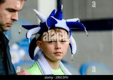 Stockport, Großbritannien. 08. Mai 2023. Ein junger Stockport-Fan vor der Sky Bet League 2 spielt Stockport County gegen Hartlepool United im Edgeley Park Stadium, Stockport, Großbritannien, 8. Mai 2023 (Foto von Ben Roberts/News Images) in Stockport, Großbritannien, am 5./8. Mai 2023. (Foto: Ben Roberts/News Images/Sipa USA) Guthaben: SIPA USA/Alamy Live News Stockfoto