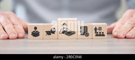 Holzblöcke mit Symbol für Weiterbildungskonzept Stockfoto
