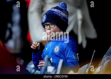 Stockport, Großbritannien. 08. Mai 2023. Ein junger Stockport-Fan vor der Sky Bet League 2 spielt Stockport County gegen Hartlepool United im Edgeley Park Stadium, Stockport, Großbritannien, 8. Mai 2023 (Foto von Ben Roberts/News Images) in Stockport, Großbritannien, am 5./8. Mai 2023. (Foto: Ben Roberts/News Images/Sipa USA) Guthaben: SIPA USA/Alamy Live News Stockfoto