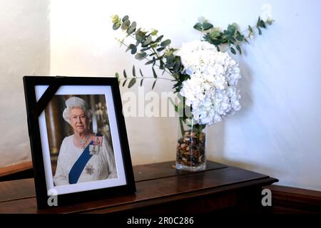 Gerahmtes Foto von ihrer verstorbenen Majestät Königin elizabeth II, mit Blumenvase, Kings Hall, herne Bay, East kent, uk Mai 2023 Stockfoto