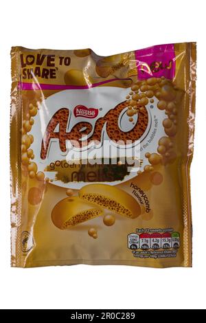 Eine Packung Nestle Aero Golden Honeycomb schmilzt isoliert auf weißem Hintergrund - sprudelnde Honigwaben-Aroma Stockfoto