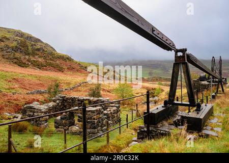 Überreste der Cwm Ciprwth Copper Mine über Cwm Pennant im Snowdonia National Park. Sehen Sie sich die restaurierten flachen Stangen und das Wasserrad an. Gwynedd Wales UK Stockfoto