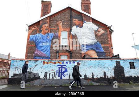 Ein Wandgemälde von Paul Curtis mit den ehemaligen Tranmere Rovers-Spielern Ray Mathias und Ian Muir vor dem Spiel der Sky Bet League 2 im Prenton Park, Birkenhead. Foto: Montag, 8. Mai 2023. Stockfoto