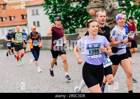 Prag, Tschechien - 7. Mai 2023 - Läufer des Prager Halbmarathons in den Straßen der Stadt. Stockfoto