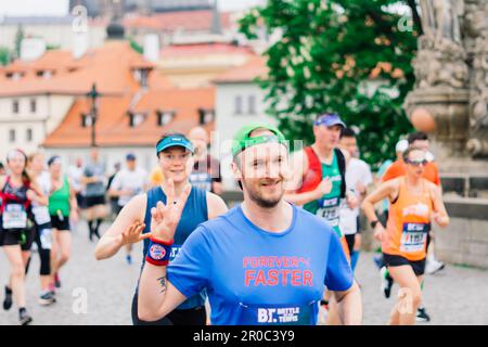 Prag, Tschechien - 7. Mai 2023 - Läufer des Prager Halbmarathons in den Straßen der Stadt. Stockfoto