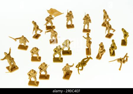 Plastikfiguren im Maßstab Airfix 1/72, Weltkrieg zwei japanische Infanterie in verschiedenen Positionen auf weißem Hintergrund. Hergestellt gemäß 1960er. Stockfoto