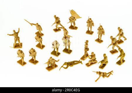 Plastikfiguren im Maßstab Airfix 1/72, Weltkrieg zwei japanische Infanterie in verschiedenen Positionen auf weißem Hintergrund. Hergestellt gemäß 1960er. Stockfoto